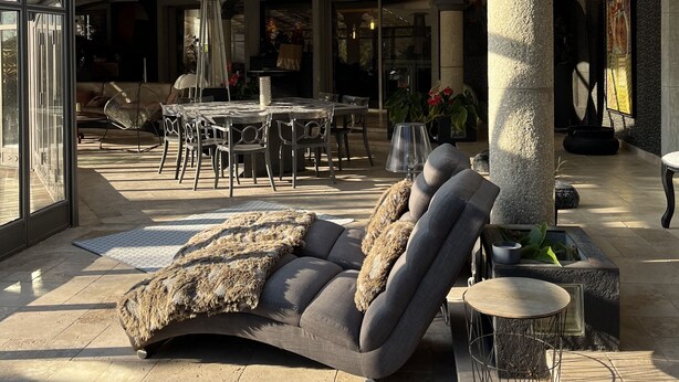 An open-plan living area with a glass ceiling, a stone pillar, and a sofa with a fur throw. - LARGE ATYPICAL VILLA WITH PRIVATE POOL IN A QUIET LOCATION (La Farlède)