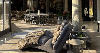 GRANDE VILLA ATYPIQUE AVEC PISCINE PRIVĂE AU CALME