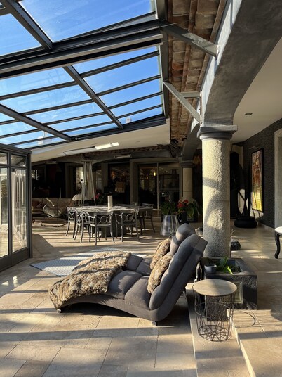 LARGE ATYPICAL VILLA WITH PRIVATE POOL IN A QUIET LOCATION