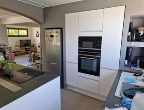 Een koelkast, een microgolfoven, een oven, een kookplaat