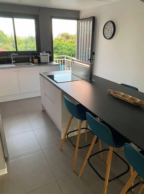 Køleskab, mikrobølgeovn, ovn, kogeplade