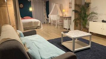 7 slaapkamers, een bureau, een strijkplank/strijkijzer, reisbedje