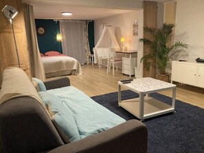 7 slaapkamers, een bureau, een strijkplank/strijkijzer, reisbedje