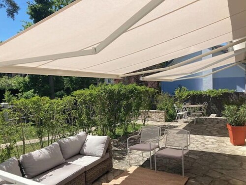 30mn from Paris TER, 7 bedrooms including a studio, swimming pool, dog accepted