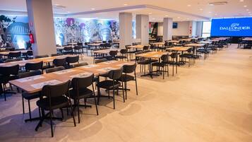 Café da manhã com buffet grátis todos os dias