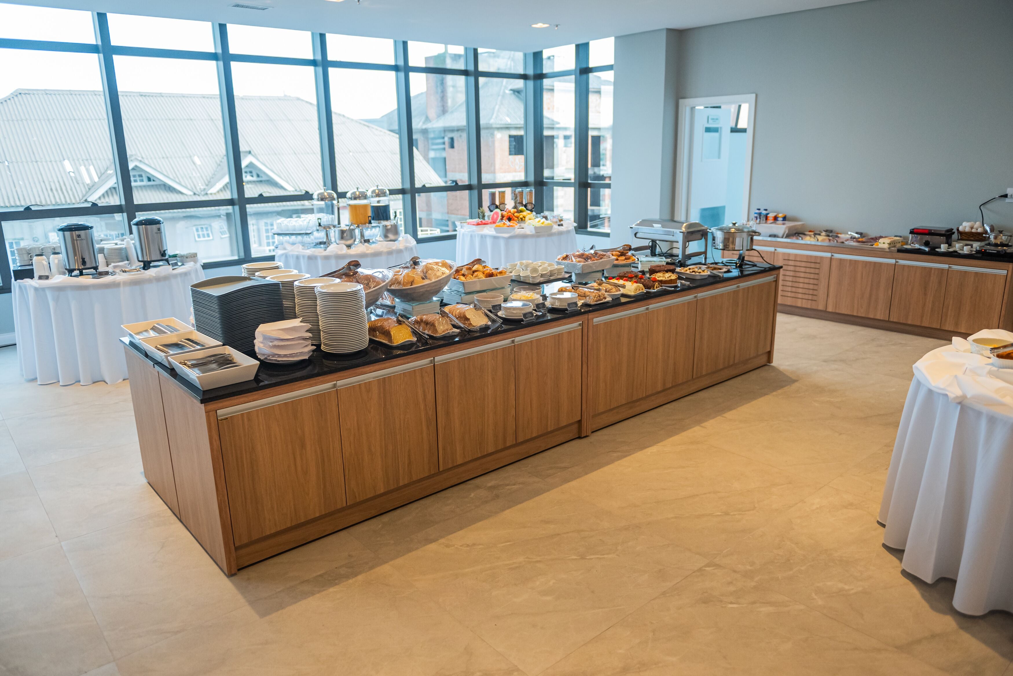 Café da manhã com buffet grátis todos os dias