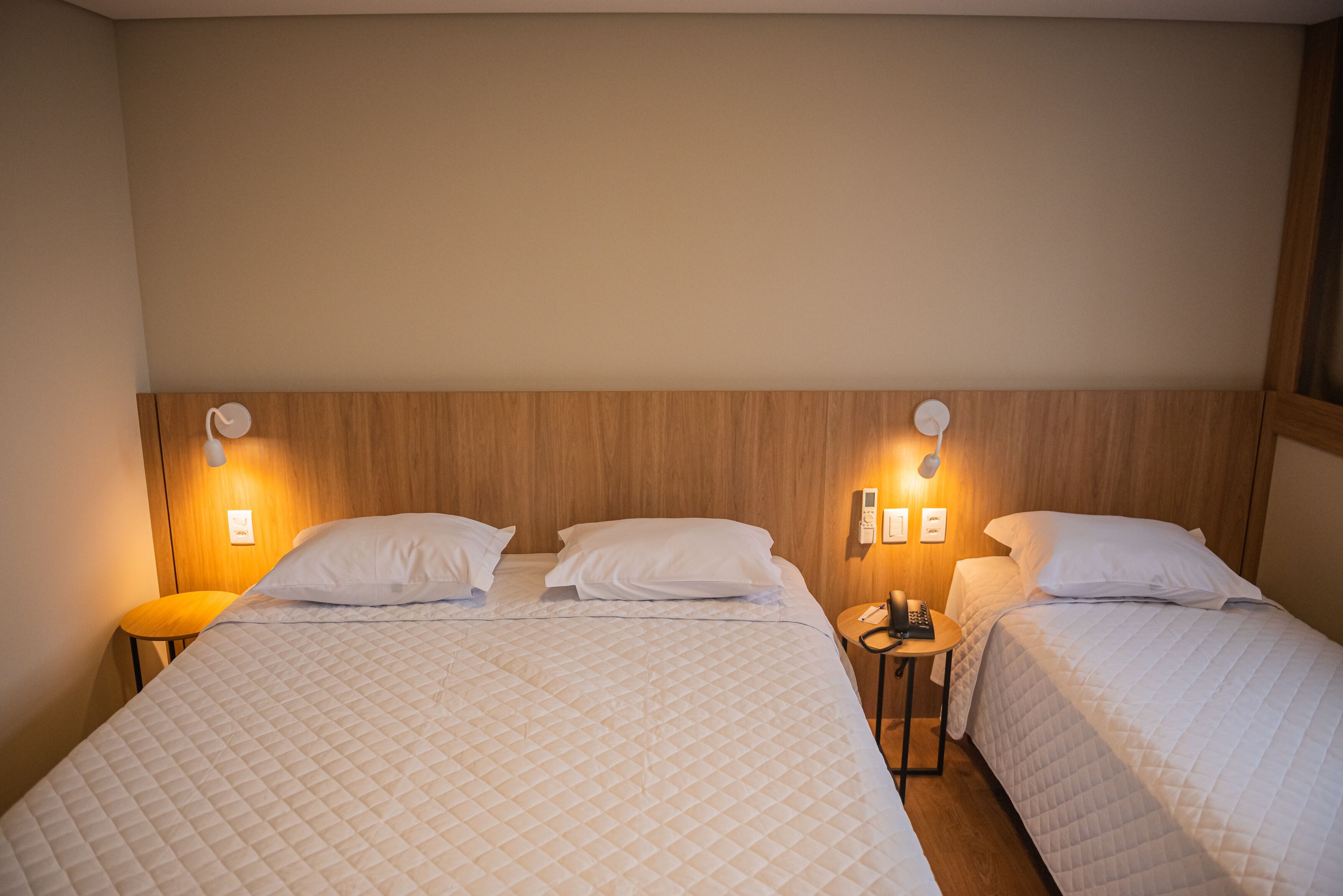 Quarto superior | Wi-Fi de cortesia, roupa de cama