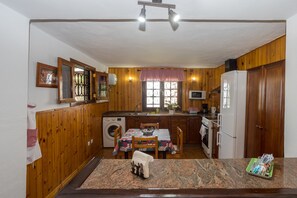 Refrigerador, microondas, horno y cafetera y tetera