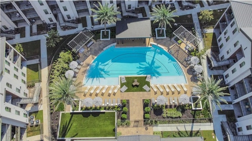 Luxe & Relaxing Gem ~ Pool &Gym~Long stays Welcome