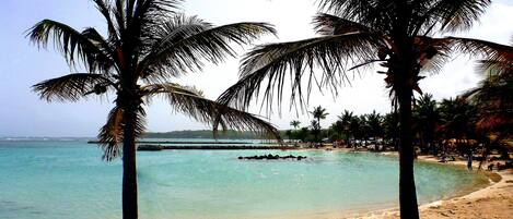 Plage à proximité, chaises longues