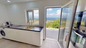 Kühlschrank, Ofen, Herdplatte, Wasserkocher mit Kaffee-/Teezubehör