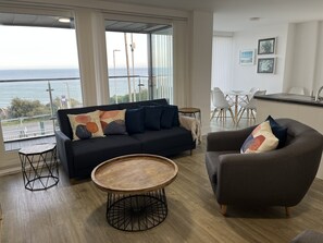 Flat-screen TV, DVD player - Seaview West Coast - Stunning Sea views - 2 Balconies near Beach and City Centre (Bournemouth)