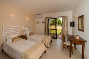 Hypo-allergenic bedding, in-room safe, free WiFi, bed sheets