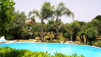 Kolam renang terbuka bermusim