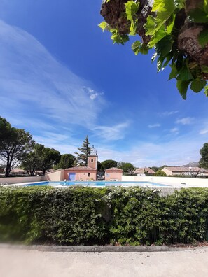 Outdoor pool - Small house in a residence. (Eyguieres)