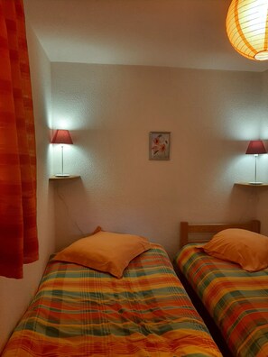 2 bedrooms - Small house in a residence. (Eyguieres)