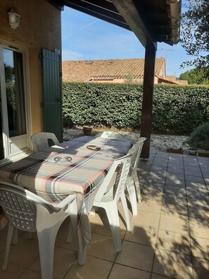 Outdoor dining - Small house in a residence. (Eyguieres)