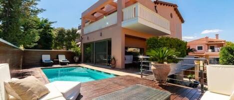 حمّام سباحة خارجي، مقاعد للتشمس