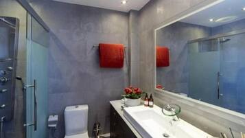 Classic-Villa | Badezimmer | Dusche, Handtücher