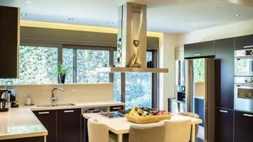 Vila clássica | Cozinha privada | Geladeira, micro-ondas, fogão, cooktop