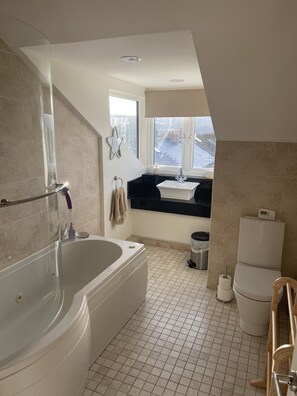 Jetted bath, hair dryer, towels, soap - Stunning Whitby Penthouse Apartment with Abbey View (Whitby)