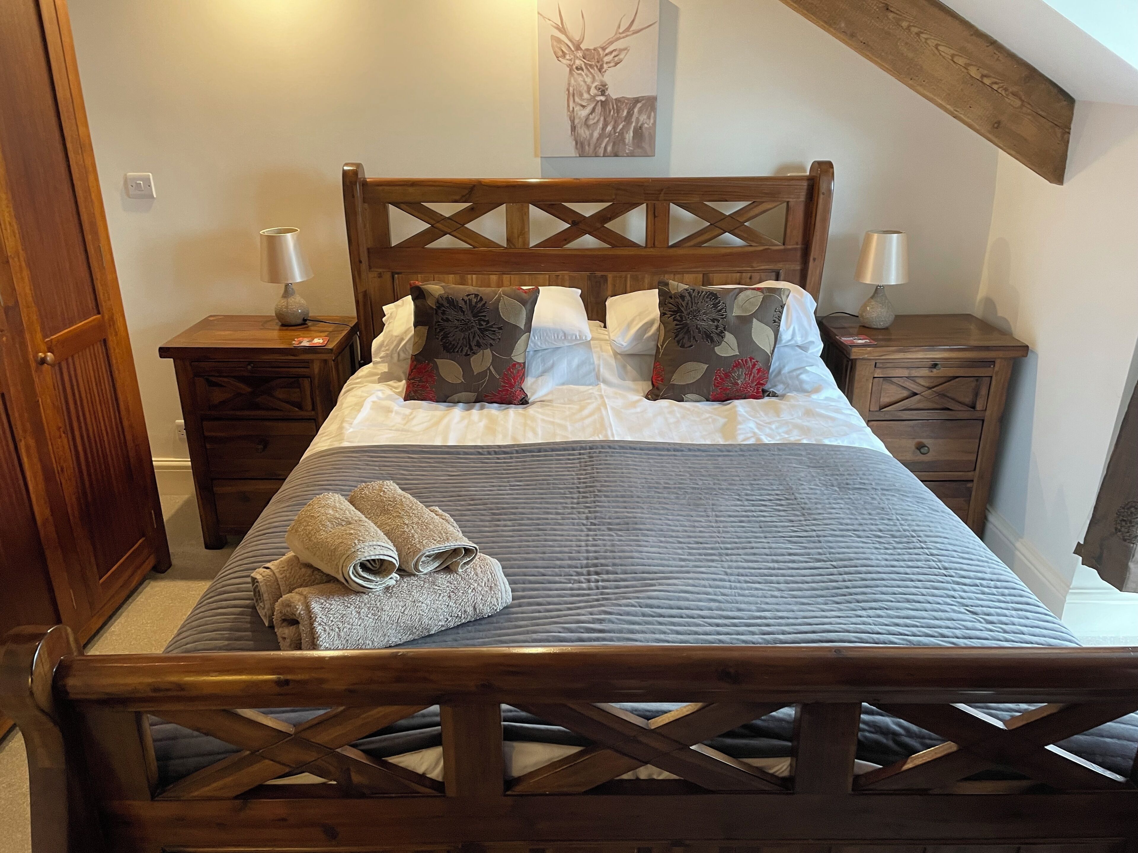 2 quartos, escrivaninha, ferros/tábuas de passar roupa, berço de viagem