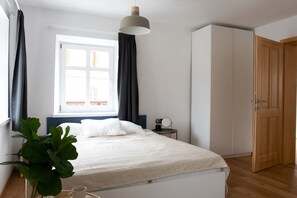 1 bedroom, desk, travel crib, WiFi