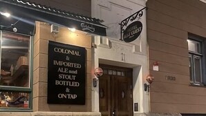 Un bâtiment sur lequel on peut lire l’inscription suivante : « Bières coloniales et importées, en bouteille et à la pression. »