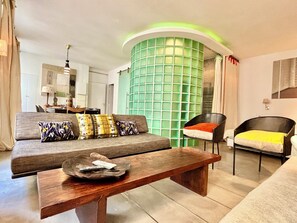 TV, livros, aparelho de som