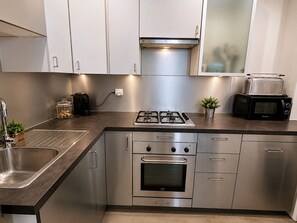 Wasserkocher mit Kaffee-/Teezubehör, Kühlschrank, Mikrowelle, Ofen
