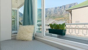 A balcony with a view of a mountain and a building. - Vibrant Tamboerskloof Gem with Table Mountain View (Cape Town)