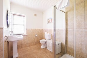 Bathtub, towels - Cliff Lodge - Best views in Liscannor! (County Clare)