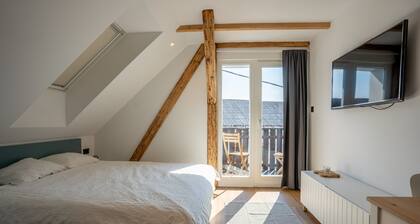 HIŠA NA VOGALU (AP.4) Studio w/ balcony, near Bled