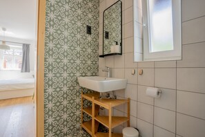 مجففات شعر، مناشف، صابون، ورق حمّام