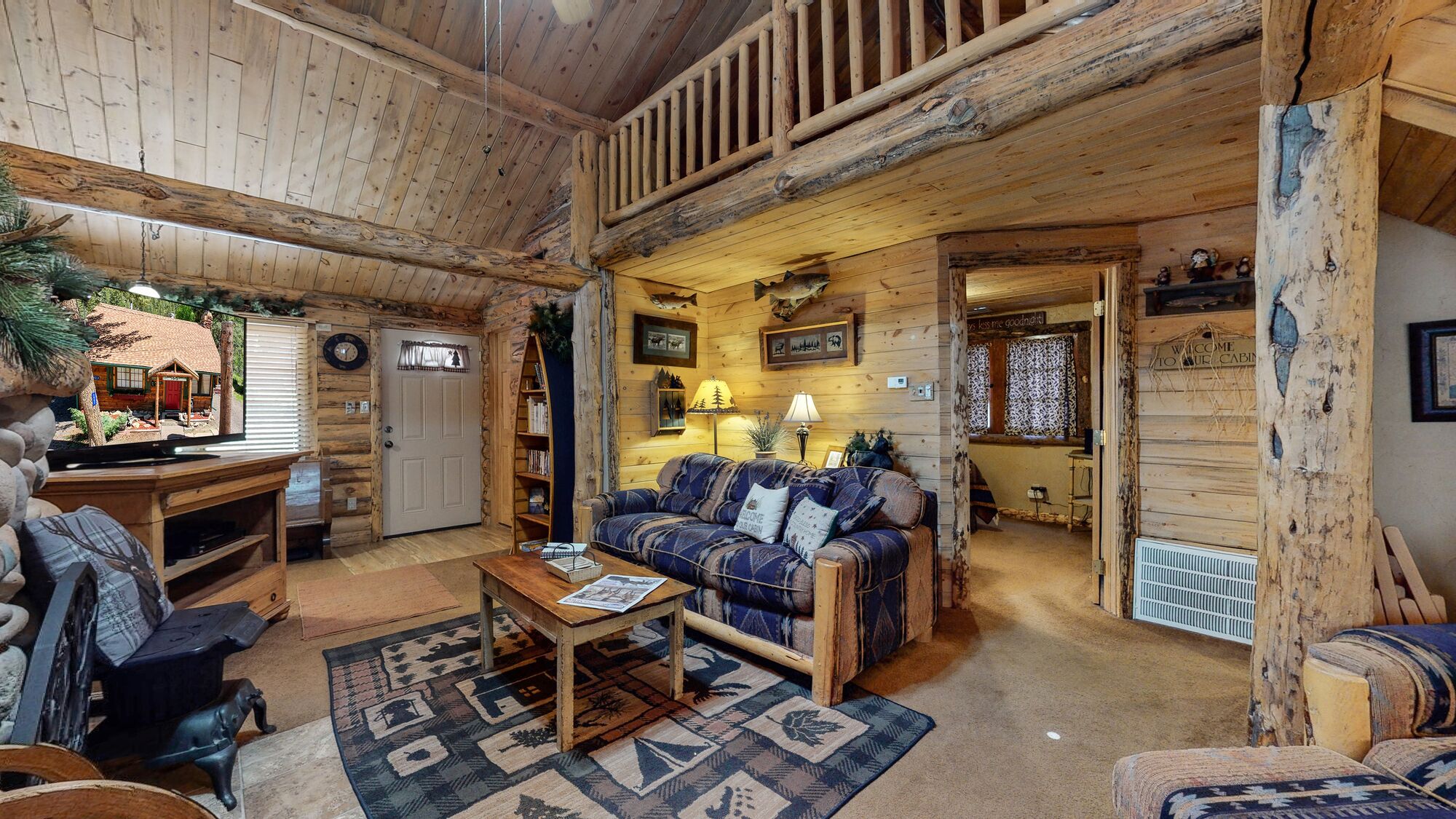 Una televisión, una chimenea