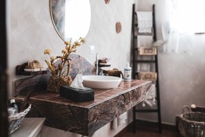 Sèche-cheveux, bidet, serviettes fournies, savon