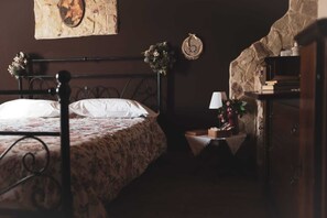 3 bedrooms, desk, iron/ironing board, travel crib