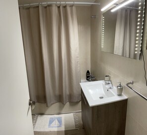 Habitación triple panorámica, 3 habitaciones, vistas al mar | Baño | Toallas