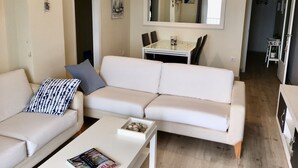 Panoramic-Dreibettzimmer, 3 Schlafzimmer, Meerblick | Wohnbereich