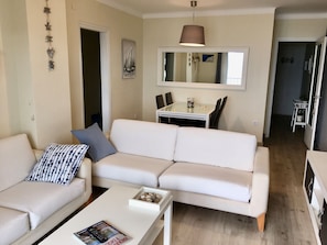 Kolmen hengen panoraamahuone, 3 makuuhuonetta, merinäköala | Oleskelualue