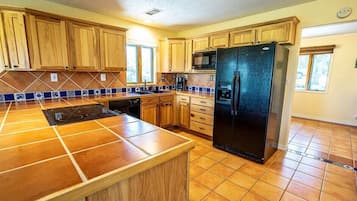 Jääkaappi, mikroaaltouuni, uuni, liesi