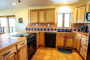 冷蔵庫、電子レンジ、オーブン、コンロ