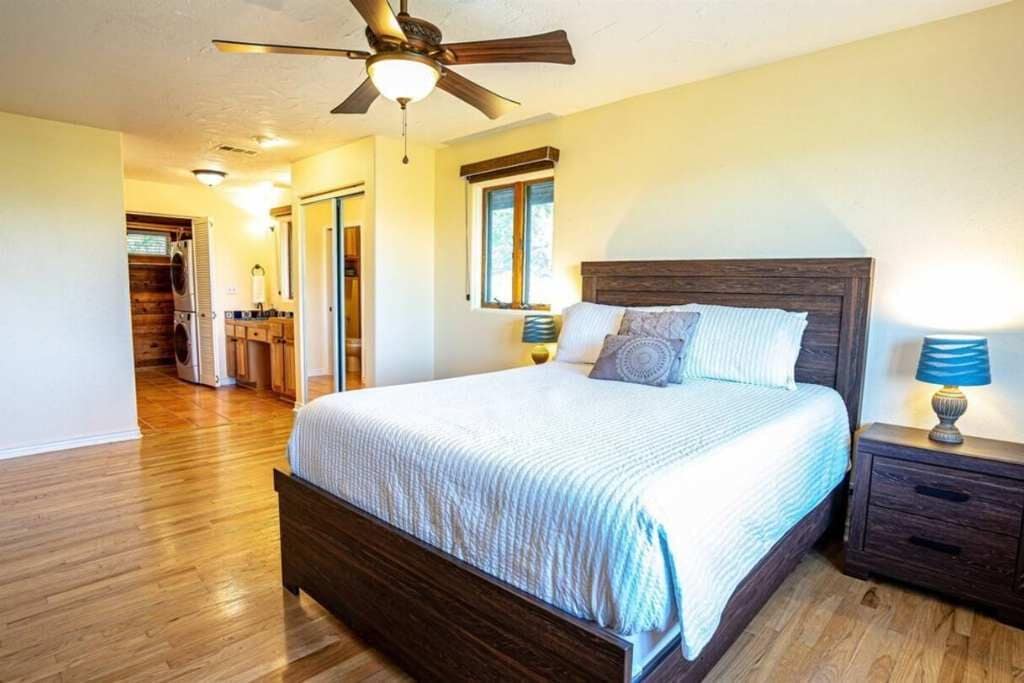 4 habitaciones, tabla de planchar con plancha, wifi y ropa de cama 