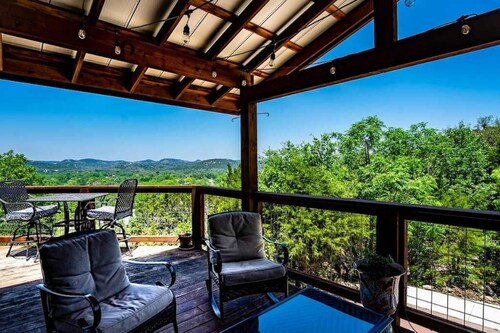 Riverfront | Kayaks, Deck & Games | Sleeps 12!
