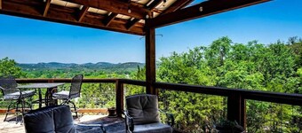 Riverfront | Kayaks, Deck & Games | Sleeps 12!
