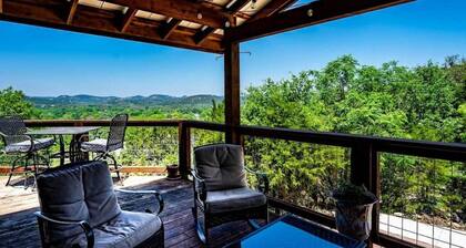 Riverfront | Kayaks, Deck & Games | Sleeps 12!