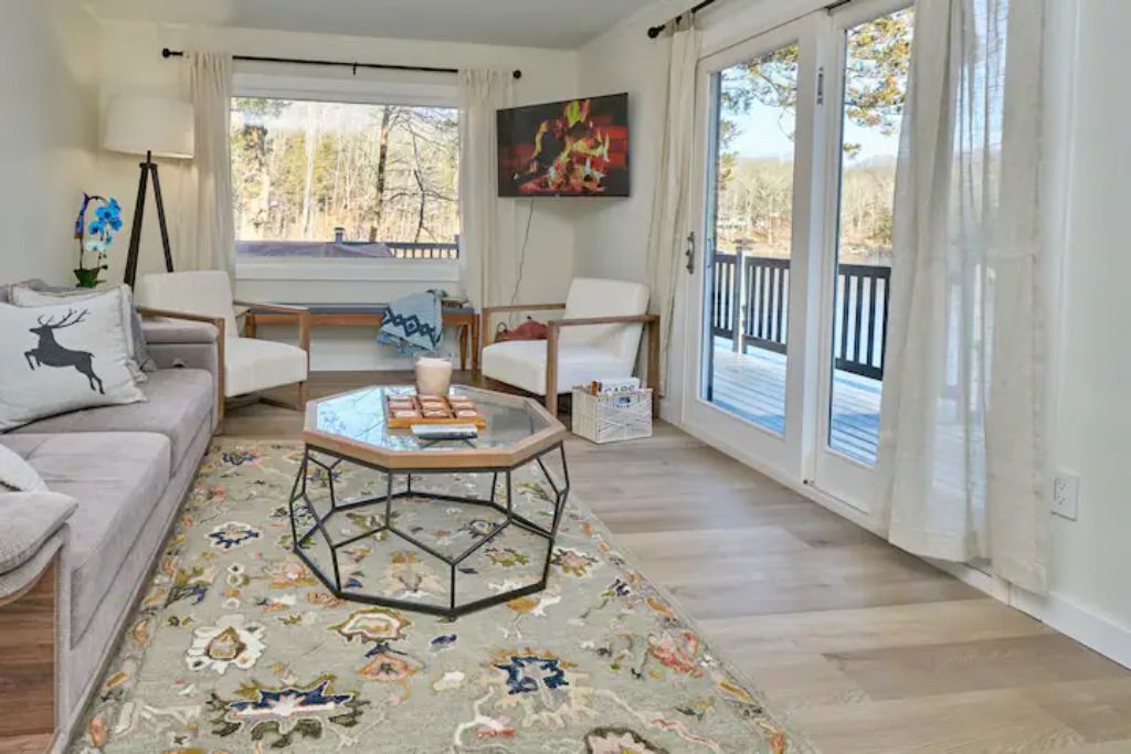 Quaint, Off Grid Lakefront Cabin on 200 private Acres