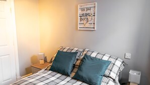 Basic Double Room | Free WiFi, bed sheets - The Crown at Worthington (Wigan)