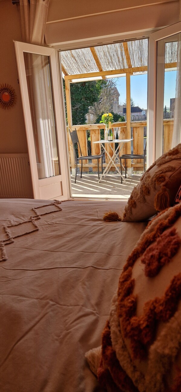 3 bedrooms, desk, iron/ironing board, travel cot