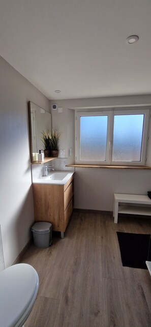Een douche, een haardroger, handdoeken, zeep